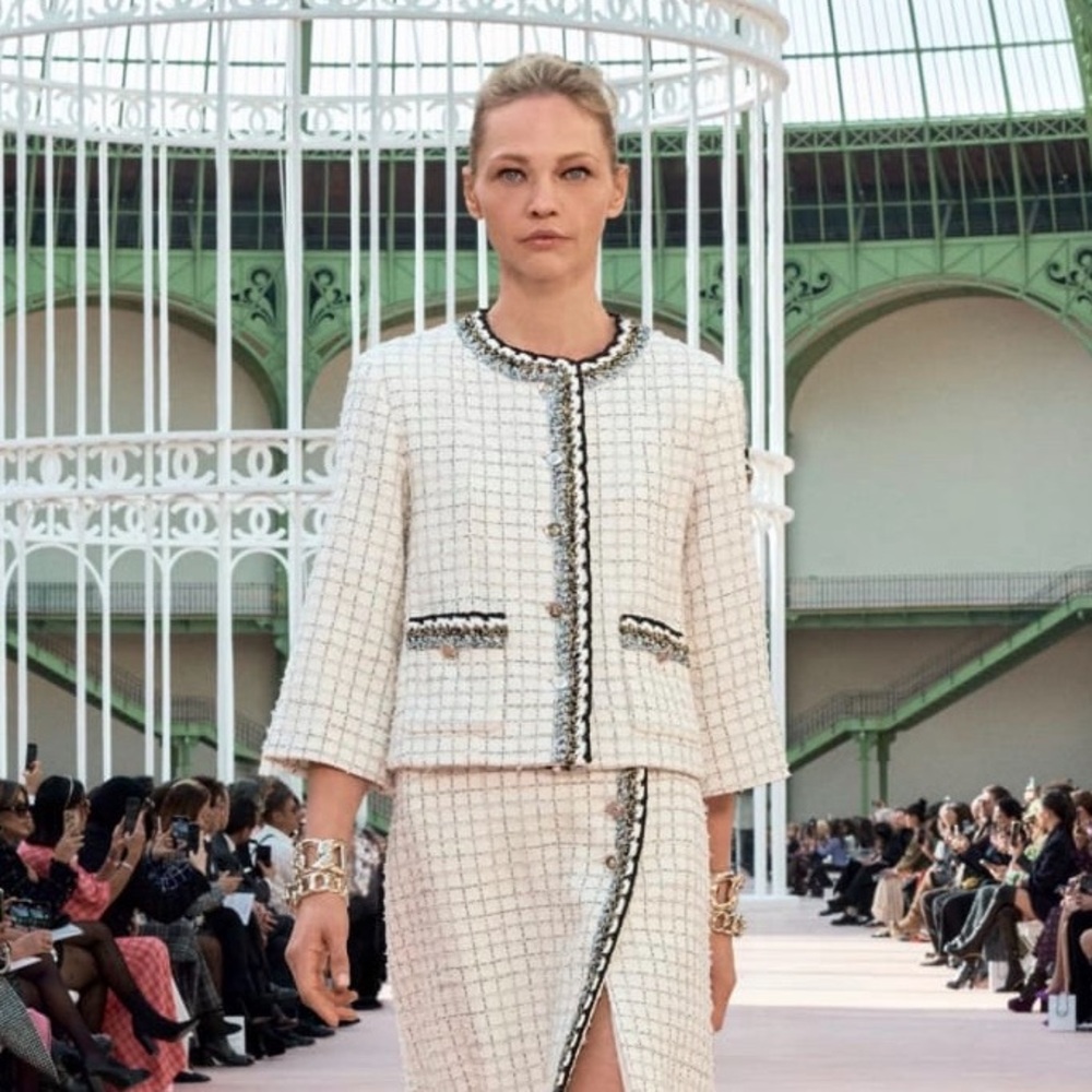 Chanel tweed jacket. 38. Fits XS.